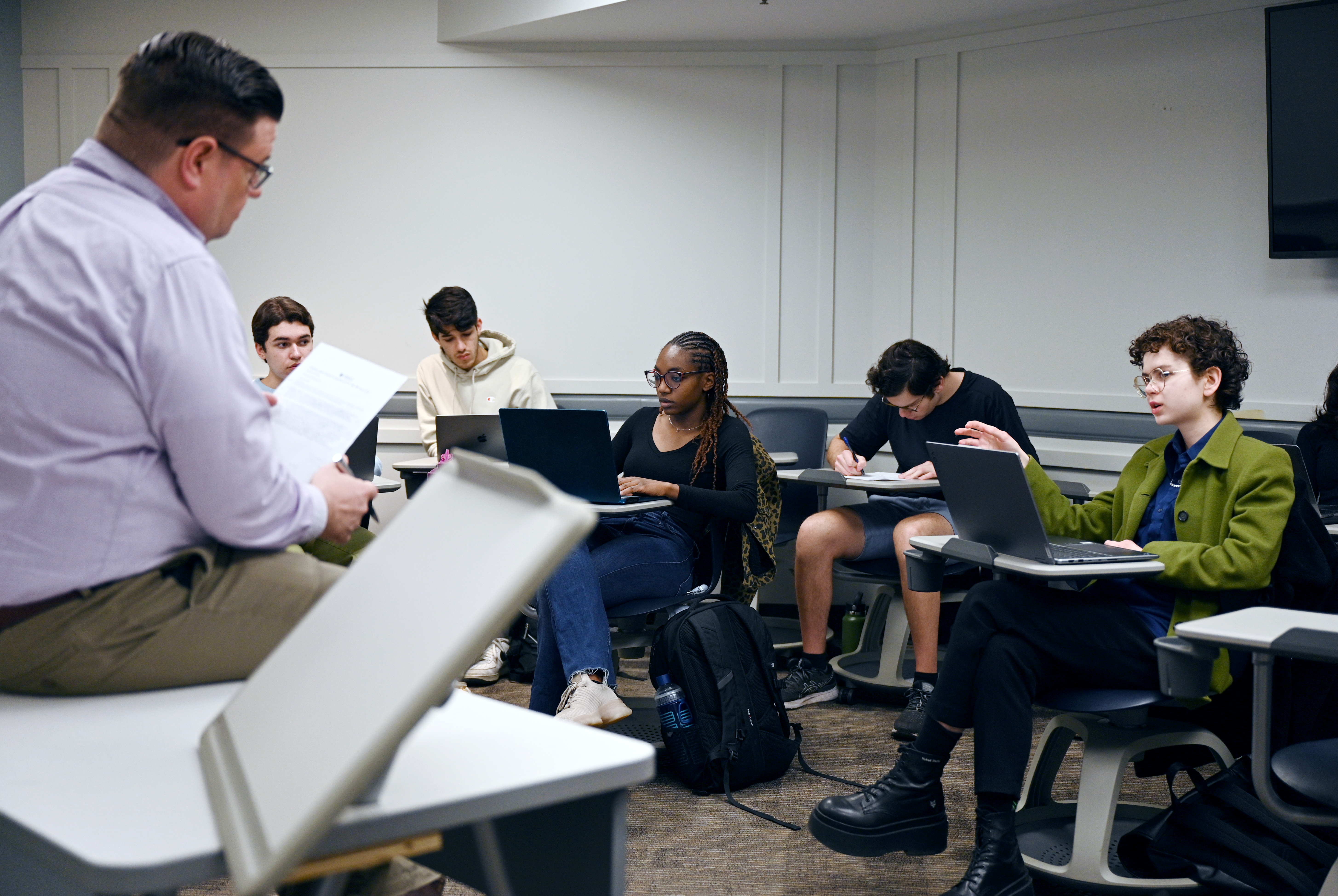 Professor Paul Stob having a discussion with students.